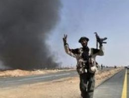 Libya'da isyancılar cephe hattını savunuyor