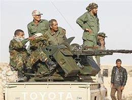 Kaddafi'nin güçleri Tunus'a saldırdı