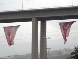 Viyadük'te Saadet Partisi bayrağı krizi!