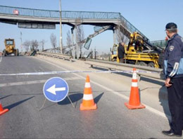 TIR üst geçidi böyle yıktı