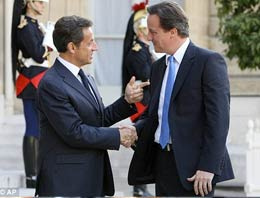 Sarkozy, Cameron'un üstüne yürüdü!