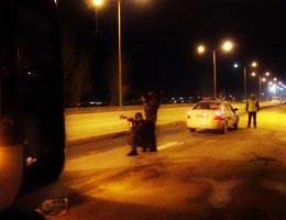 Van'da polis aracına saldırı