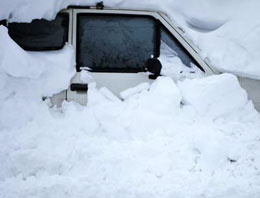 Kırım'da kar hayatı felç etti