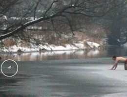 Köpeği için donmuş nehre daldı