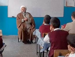 Okuldaki sarıklı imam Türkiye'yi karıştırdı
