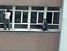 Okulun camlarını öğrenciler siliyor 