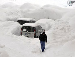 Antalya'da kar 4 kişiyi mahsur bıraktı