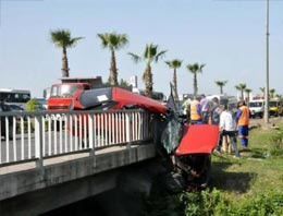 Otomobil köprüde böyle asıldı kaldı!
