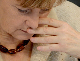 Angela Merkel'in mide bulandıran hali