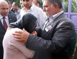 Bakan şehit babasının elini öptü