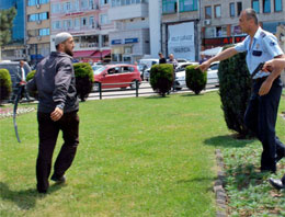 Biri kılıçla öteki tüfekle polisi perişan etti