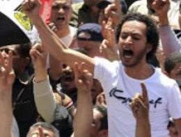 Mısır'da Mübarek isyanı büyüyor