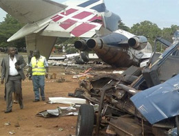 Uçak binaya çarptı: 150 ölü!