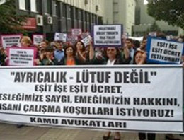 Maliye önünde cüppeli protesto