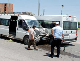 İki minibüs çarpıştı: 19 yaralı