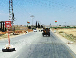 Suriye Türk sınırına PKK bayrağı dikti