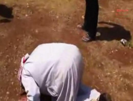 Suriyeli muhalif lider toprağı öptü