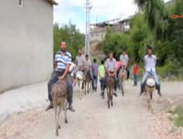 Oltu'da eşeğe ters bindiler