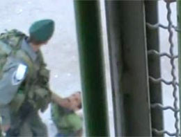 İsrail polisi çocuk tekmeliyor