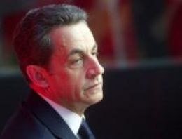 Sarkozy siyasete geri mi dönüyor?