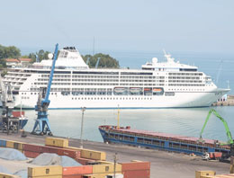 Dev gemi Trabzon Limanı'nda