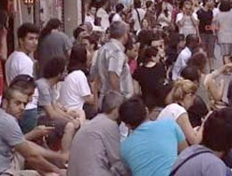 Beyoğlu'nda sandalye protestosu yaşandı!