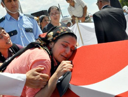 Şehit eşinin şapkasını elinden bırakmadı