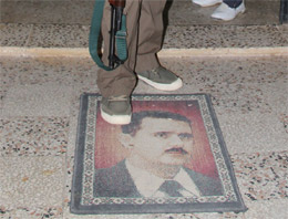 Beşar Esad posterleri paspas oldu