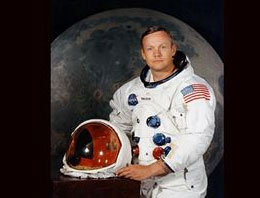 Ay'a ilk ayak basan Armstrong öldü!