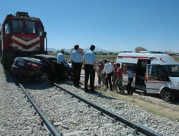 Yük treni otomobille çarpıştı!