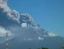 Nikaragua'daki yanardağ gaz püskürtüyor