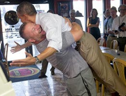 Pizzacı Obama'yı kucaklayıp kaldırdı