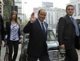 Berlusconi, seks skandalı iddialarını reddetti