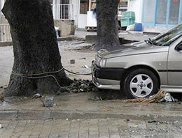 Otomobilini iple ağaca bağladı