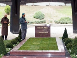 Turgut Özal'ın mezarı ziyarete açıldı