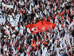 Türk Bayrağı açınca polis böyle tekmeledi