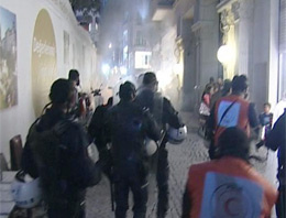 İstiklal Caddesi'ne barikat kurdular