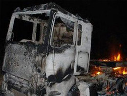 PKK'lılar 3 TIR'I yakıp, şoförle kaçtı!