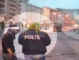 Polis üniformasıyla polisi taşladı!