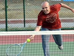 Maliye Bakanı eşiyle tenis oynadı