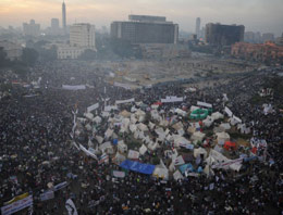 Destekçiler Nahda'da, muhalifler Tahrir'de