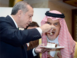 Erdoğan eliyle Araplara pasta yedirirse
