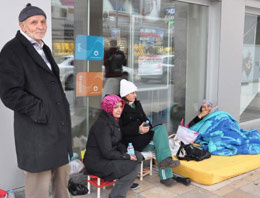 Banka önünde 12 günlük ev nöbeti