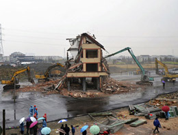 İnatçı Çinli'nin evi yıkıldı