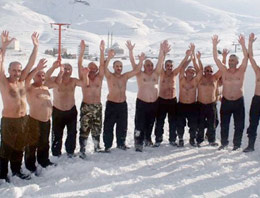Eksi 10 derecede kar banyosu yaptılar!