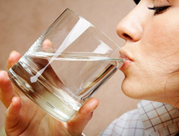 İftarda aşırı su tüketmek kilo aldırabilir