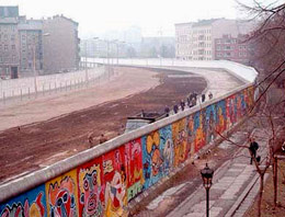 Berlin duvarı hala duruyor