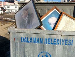 Atatürk'ü çöp kutusuna attılar