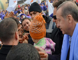 Başbakan Erdoğan elini öptürmedi!