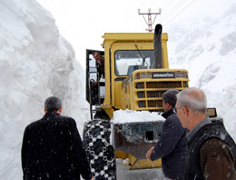Karayolları ekiplerinin karla mücadelesi